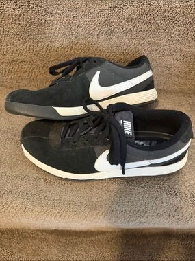 Women’s Nike Black and White Low-Top Golf Shoes. Suede